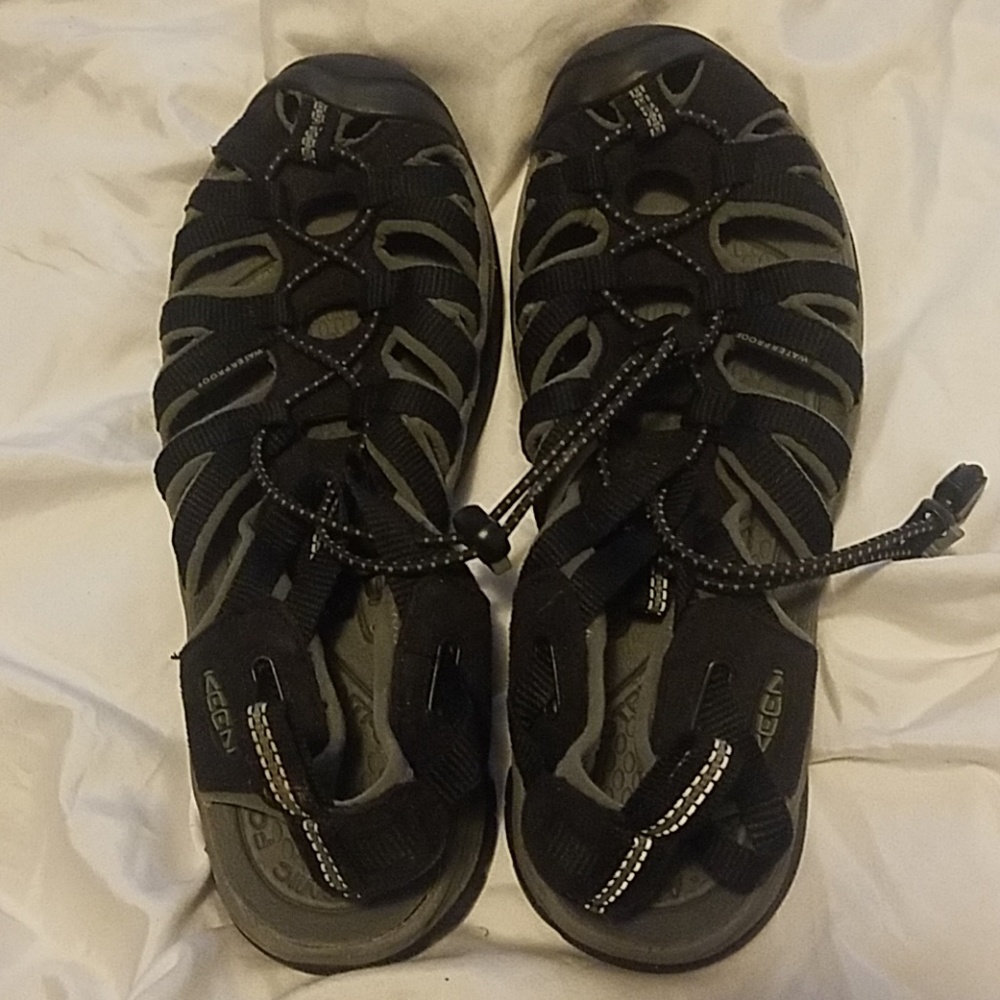Keen water sandals size 7 - Black with gray trim